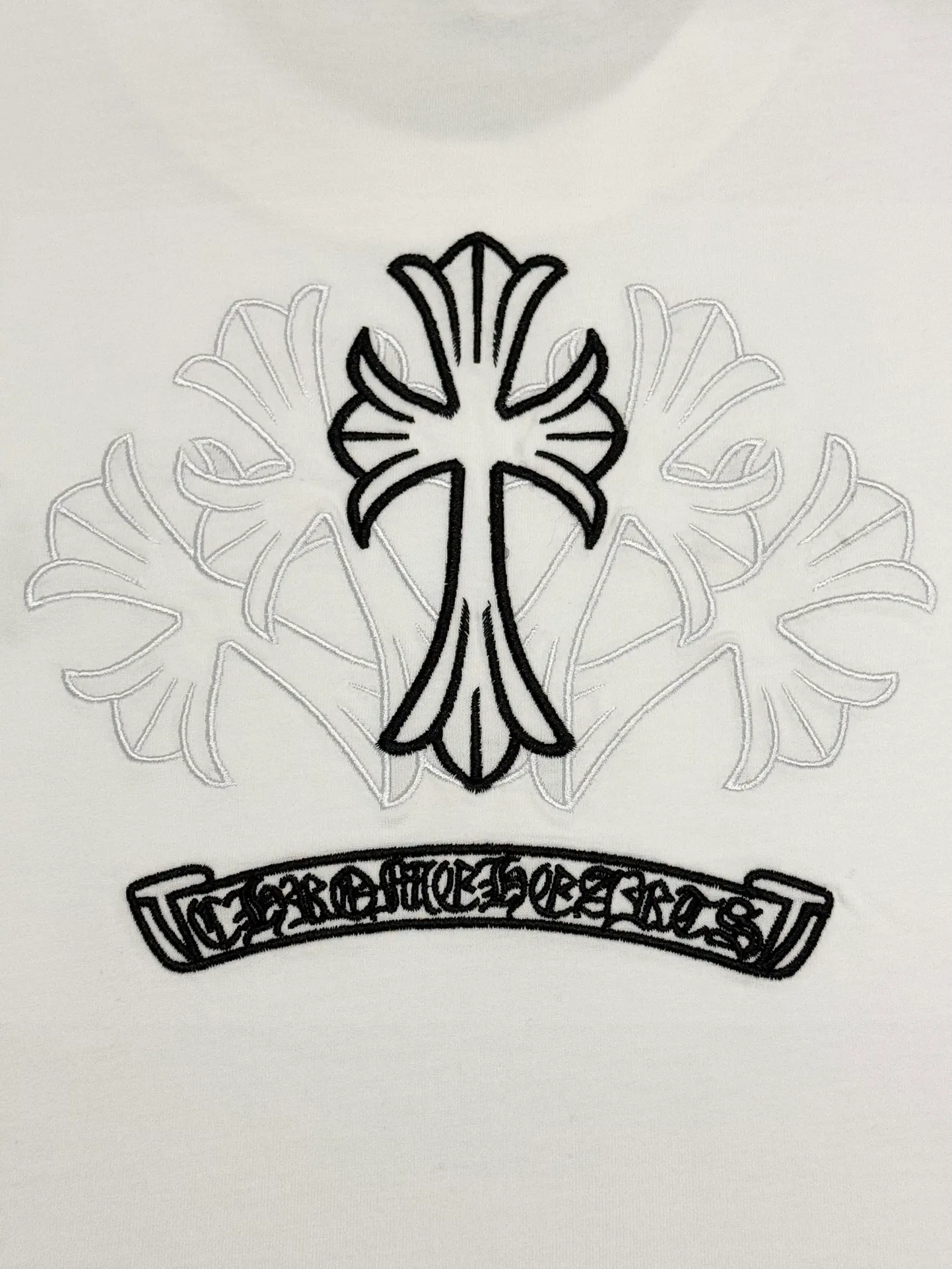 🅿️190 [High quality] Chrome hearts Chrome hearts 2025 new first release latest short-sleeved round neck T-shirt, high-end customization, avant-garde and fashionable design! The brand logo is applied to the front and back cuffs using 100,000 needle embroidery techniques. High-end customized 280g fabric. Soft to the touch. Comfortable to wear. Exquisite stitching. Fine workmanship. The upper body effect is incomparably handsome! Same style for men and women, color: white, black size: S to xL